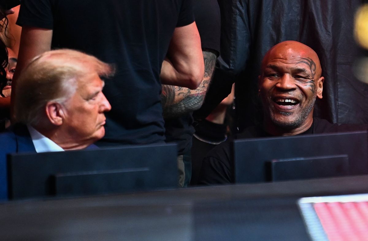 Donald Trump, ex presidente de EE. UU., acompañado de Mike Tyson (d) presente en UFC 287. Foto: AFP / Getty Images