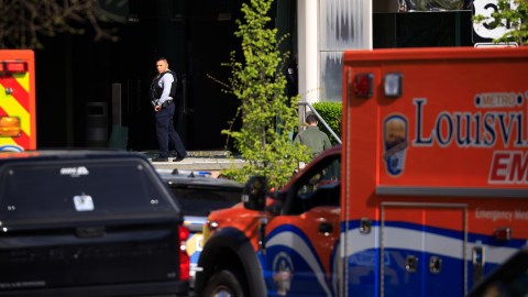 Revelan llamadas llenas de pánico y miedo al 911 durante tiroteo en un banco de Louisville