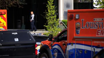 Revelan llamadas llenas de pánico y miedo al 911 durante tiroteo en un banco de Louisville