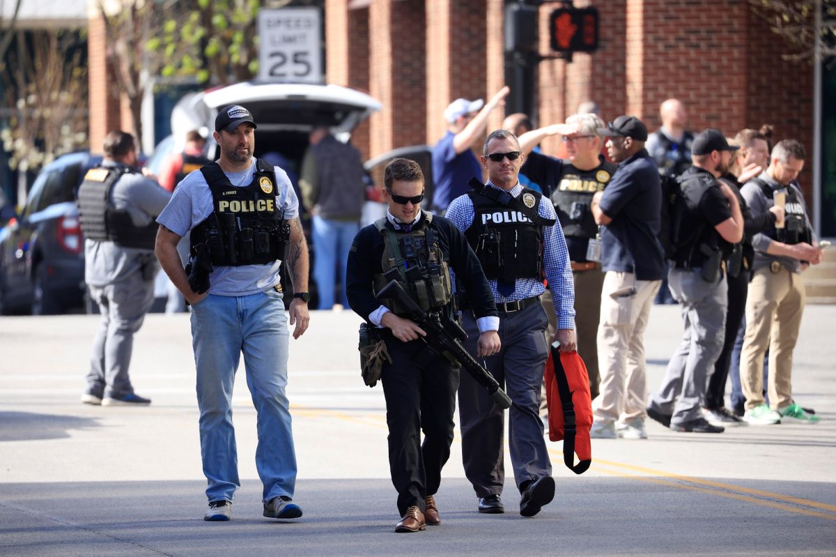 Varias agencias policiacas respondieron a la alerta del tiroteo enn Louisville, Kentucky.
