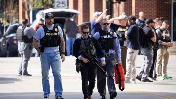 Varias agencias policiacas respondieron a la alerta del tiroteo enn Louisville, Kentucky.