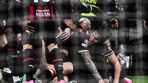 Jugadores del AC Milan celebrando gol ante Napoli en San Siro.