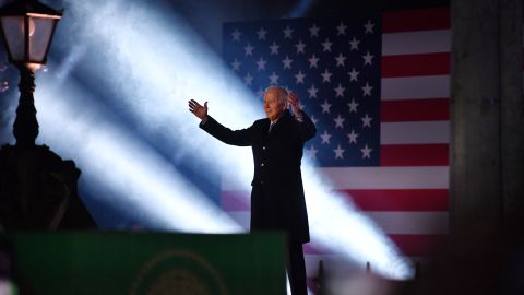 Biden se dirige a una multitud durante un evento de celebración en la Catedral de St. Muredach en Ballina, Irlanda.