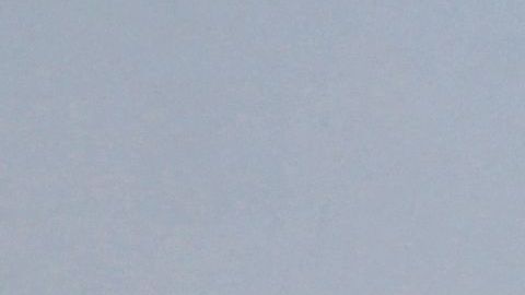 Humo denso surge en las cercanías del aeropuerto de Jartum, en medio de enfrentamientos en la capital de Sudán. -