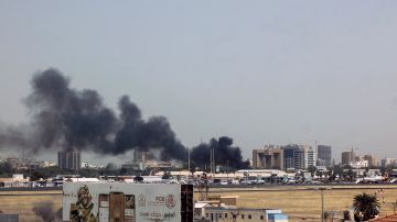 Humo denso surge en las cercanías del aeropuerto de Jartum, en medio de enfrentamientos en la capital de Sudán. -