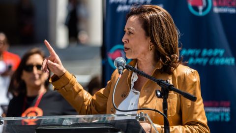 Kamala Harris habló durante una marcha por el derecho al aborto frente al Ayuntamiento de Los Ángeles.