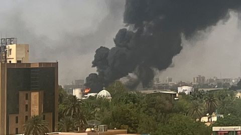 El humo surge de edificios en la capital de Sudán, donde hay violentos combates.