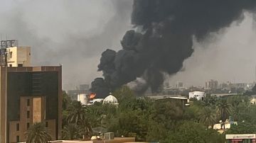 El humo surge de edificios en la capital de Sudán, donde hay violentos combates.