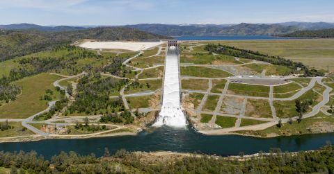 Un aliviadero facilita la salida de agua en exceso en el lago Oroville, en California.