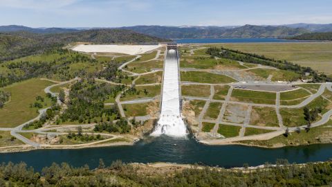 Un aliviadero facilita la salida de agua en exceso en el lago Oroville, en California.