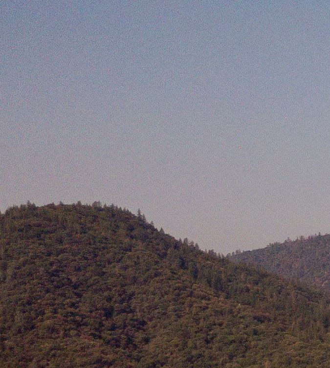 Esta fotografía aérea combinada creada el 17 de abril de 2023 muestra el lago Oroville en Oroville, California, el 5 de septiembre de 2021 (arriba) y el 16 de abril de 2023 (abajo).