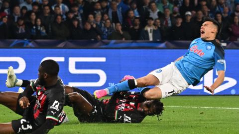 Rafael Leao realizando una entrada a 'Chucky' Lozano en la Champions League.