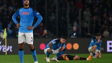Jugadores del Napoli lamentado tras su eliminación en Champions.