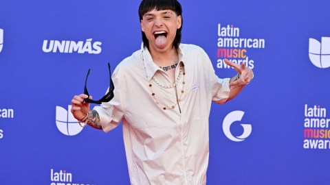 Peso Pluma en la alfombra roja de los Latin AMA's 2023.