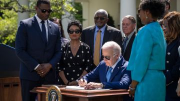 Biden firma la orden ejecutiva que crea la Oficina de Justicia Ambiental de la Casa Blanca.