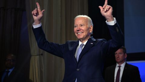 Biden saluda a los presentes en el evento sobre la creación de nuevos puestos de trabajo en el Washington Hilton en Washington, D.C.