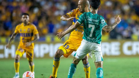 Victor Davila de León en disputa de la pelota con Guido Pizarro de Tigres.