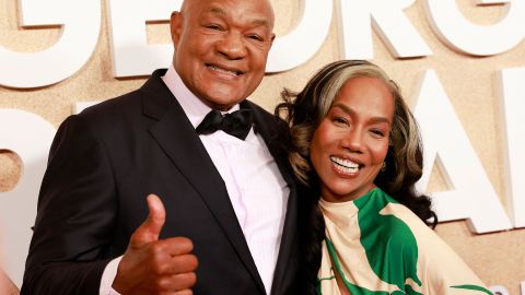 George Foreman y la actriz Sonja Sohn en la premier de "Big George Foreman" en Los Ángeles.