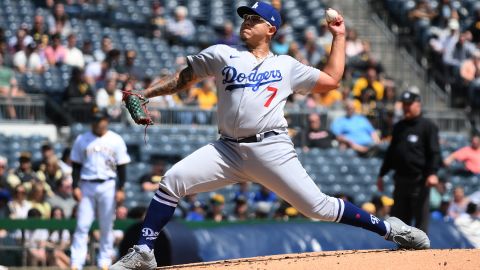 Julio Urías lanzando con LA Dodgers en la MLB.