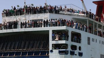 Un ferry transporta evacuados desde Port Sudan a la base naval del Rey Faisal de Arabia Saudita en Yeda.
