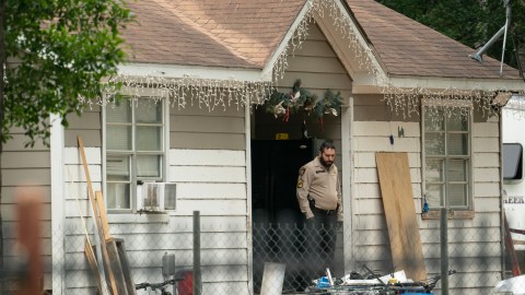 Autoridades investigan el lugar de un tiroteo donde murieron 5 personas, entre ellas un niño, en Cleveland, Texas.