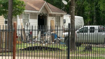Exterior de la casa donde cinco personas, incluido un niño de 8 años, murieron en un tiroteo, en Cleveland, Texas.