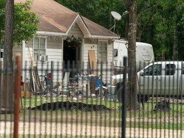 Exterior de la casa donde cinco personas, incluido un niño de 8 años, murieron en un tiroteo, en Cleveland, Texas.