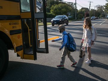Conductor de bus escolar lleno de niños en Colorado enfrenta 30 cargos de abuso infantil tras frenar con violencia