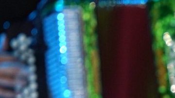 Eduin Caz sufrió un accidente con machetes en el escenario.