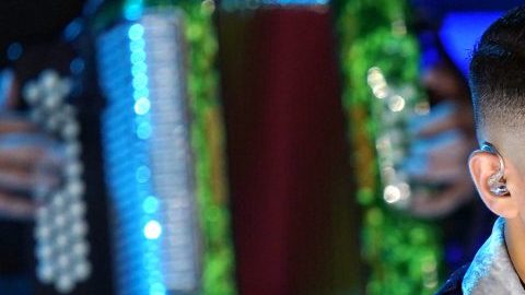 Eduin Caz sufrió un accidente con machetes en el escenario.