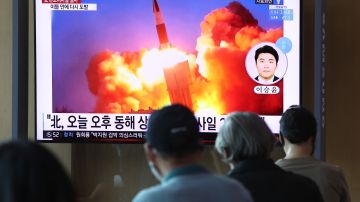 Corea del Norte lanzó nuevo misil balístico y obliga a residentes de isla en Japón a buscar refugio