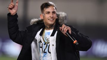BUENOS AIRES, ARGENTINA - OCTOBER 14: Singer L-Gante performs after a match between Argentina and Peru as part of South American Qualifiers for Qatar 2022 at Estadio Monumental Antonio Vespucio Liberti on October 14, 2021 in Buenos Aires, Argentina. (Photo by Marcelo Endelli/Getty Images)