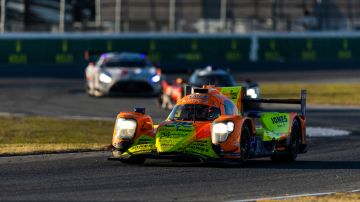 Patricio O'Ward conduce durante la Rolex 24 en el Daytona International Speedway.