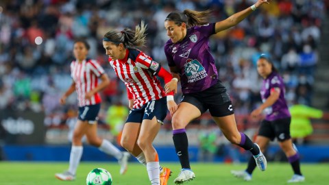 Norma Palafox (d) disputa un balón con Alicia Cervantes (i).