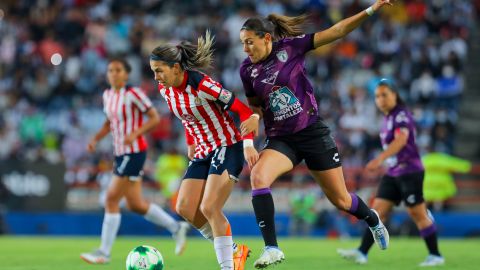 Norma Palafox (d) disputa un balón con Alicia Cervantes (i).
