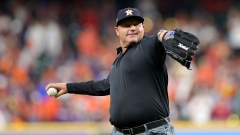 Roger Clemens haciendo el primer lanzamiento antes del juego contra los Yankees de Nueva York en 2022.