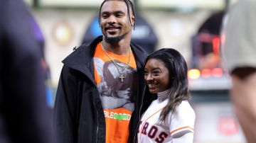 HOUSTON, TEXAS - OCTOBER 28: Simone Biles and Jonathan Owens pose on the field prior to Game One of the 2022 World Series between the Philadelphia Phillies and the Houston Astros at Minute Maid Park on October 28, 2022 in Houston, Texas. (Photo by Carmen Mandato/Getty Images)