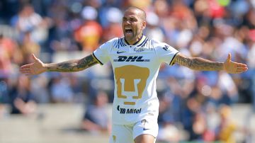 Dani Alves durante su etapa como futbolista de Pumas.