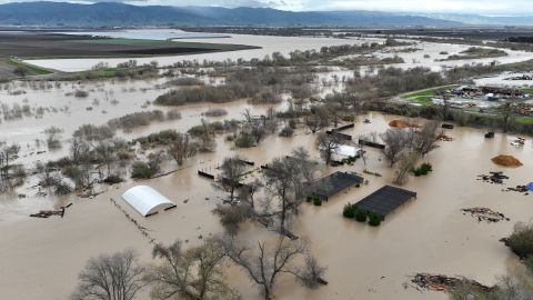 Lago Tulare en California revive tras un siglo seco y se convierte en una serie amenaza para la agricultura