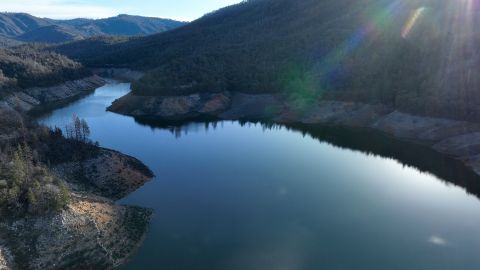 Una regla del gobierno de Biden para proteger la calidad del agua en EE.UU. fue suspendida por un juez.