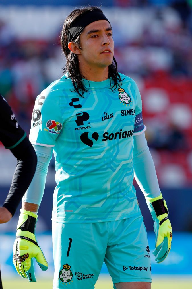 Carlos Acevedo portero de Santos Laguna mira antes del partido de octava ronda entre Atlético San Luis y Santos Laguna como parte del Torneo Clausura 2023 Liga MX en el Estadio Alfonso Lastras el 18 de febrero de 2023 en San Luis Potosí, México. (Foto de Leopoldo Smith/Getty Images)