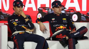 Sergio 'Checo' Pérez (i) y Max Verstappen (d), compañeros en Red Bull Racing de la Fórmula 1.