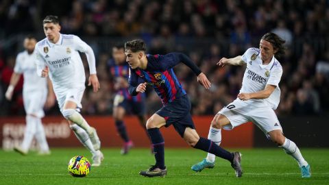 BARCELONA, SPAIN - MARCH 19: Gavi of FC Barcelona battles for possession with Luka Modric of Real Madrid during the LaLiga Santander match between FC Barcelona and Real Madrid CF at Spotify Camp Nou on March 19, 2023 in Barcelona, Spain. (Photo by Alex Caparros/Getty Images)