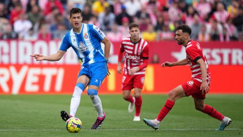 César montes ante el Girona.