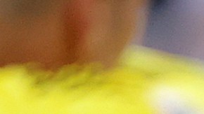 Eden Hazard (d) abraza a su compañero Lucas Vázquez (i) tras disputar minutos con el Real Madrid en La Liga transcurrido casi un año.