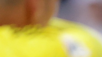 Eden Hazard (d) abraza a su compañero Lucas Vázquez (i) tras disputar minutos con el Real Madrid en La Liga transcurrido casi un año.