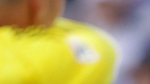 Eden Hazard (d) abraza a su compañero Lucas Vázquez (i) tras disputar minutos con el Real Madrid en La Liga transcurrido casi un año.