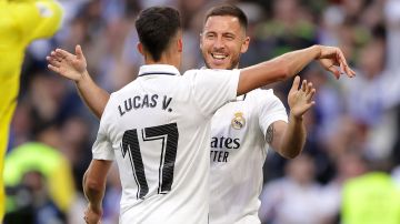 Eden Hazard (d) abraza a su compañero Lucas Vázquez (i) tras disputar minutos con el Real Madrid en La Liga transcurrido casi un año.