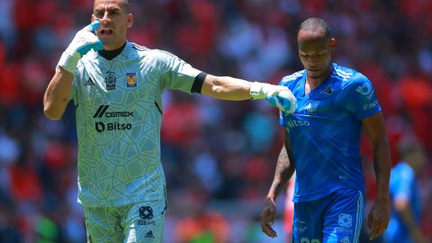 Nahuel Guzmán y Luis Quiñones de Tigres ante Toluca.