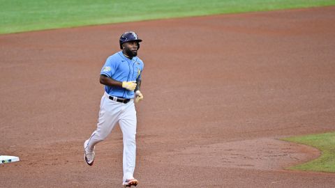 Randy Arozarena con Tampa Bays tras cuadrangular en la MLB.